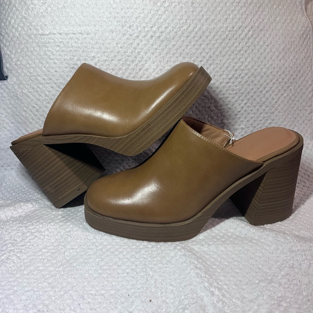 Universal Thread Tan Women's Platform Mules